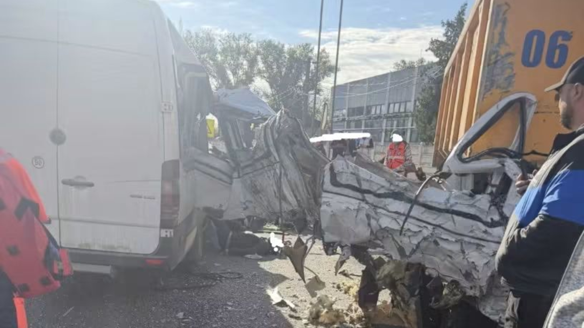 VIDEO | Accident grav pe DN7, la Buftea: Două persoane au murit după ce un microbuz s-a ciocnit cu o autobasculantă. Traficul rutier, oprit