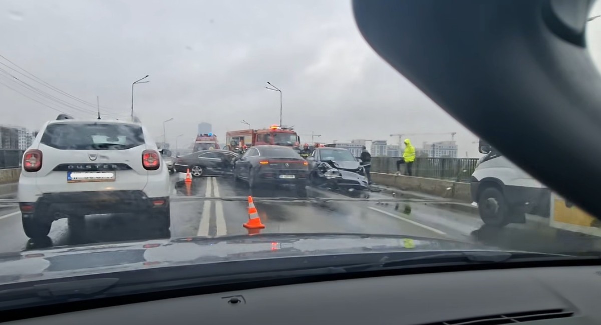 Accident pe Podul Pipera: un șofer a lovit două mașini și un STB. Trei persoane au fost rănite