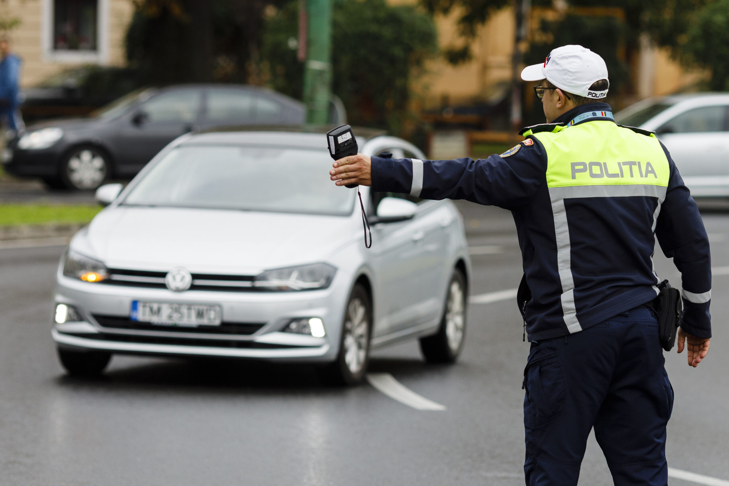 EDITORIAL | „Cadrul legal” care spală păcatele în București. Cum dă Poliția Capitalei ilegal bani unui condamnat penal, iar executivii „de stat” își decontează din banii noștri incompetența