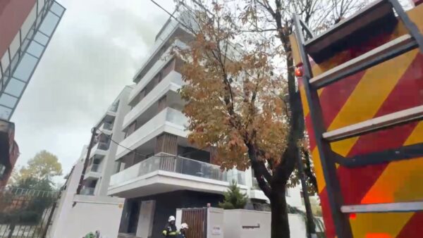 VIDEO | Incendiu în Sectorul 1, la mansarda unui bloc pe de Strada Gârlei. Se manifesta cu flacără deschisă