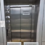 Liftul defect către stația de tren Aeroport Otopeni