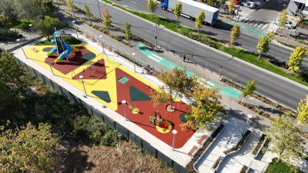 Un nou loc de joacă s-a deschis în cartierul ANL Brâncuși. Există și o zonă special amenajată pentru căței