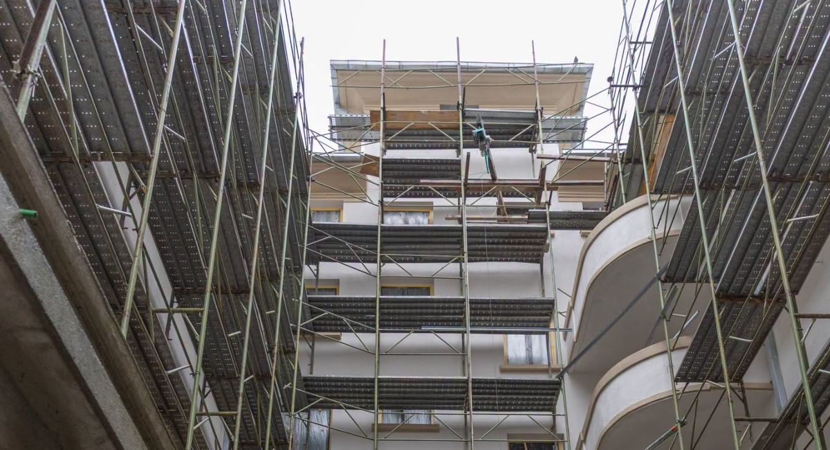 Peste 200 de familii ar urma să revină în locuințele consolidate seismic din București, în 2027. Alte blocuri vor intra în șantier
