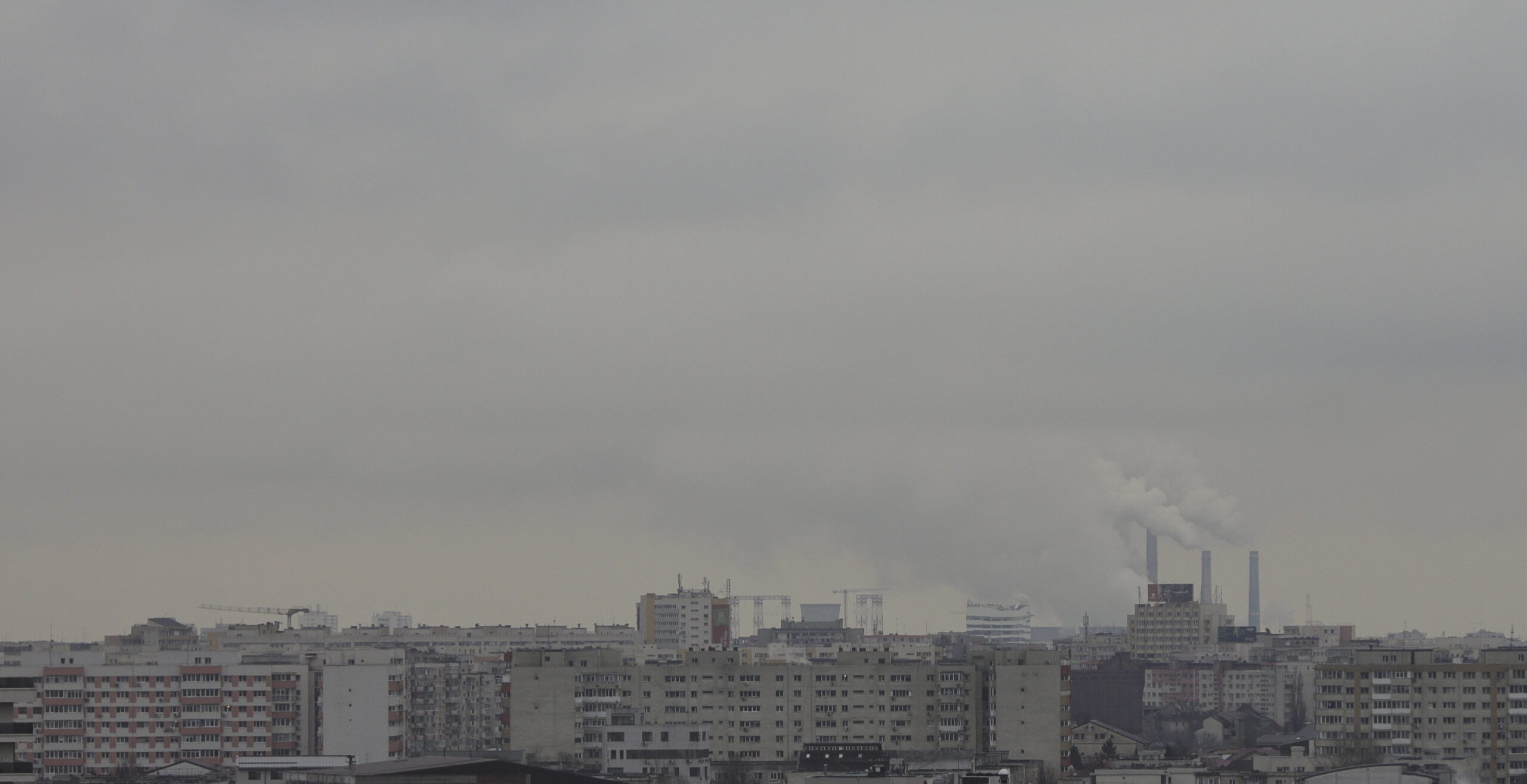Nopți toxice în Capitală | Bucureșteni treziți din somn de mirosul de sulf și plastic ars: „Nu putem lăsa geamul deschis”