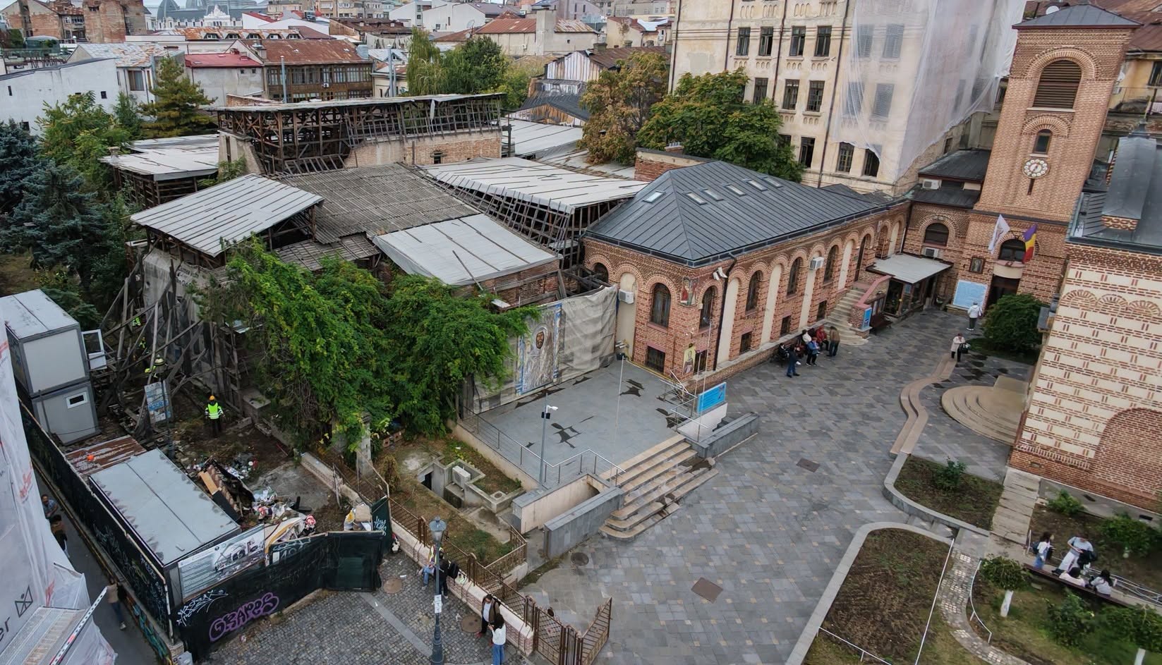 Au început lucrările de punere în siguranță la Palatul Voievodal Curtea Veche. Prima etapă: curățarea sitului arheologic din Centrul Vechi