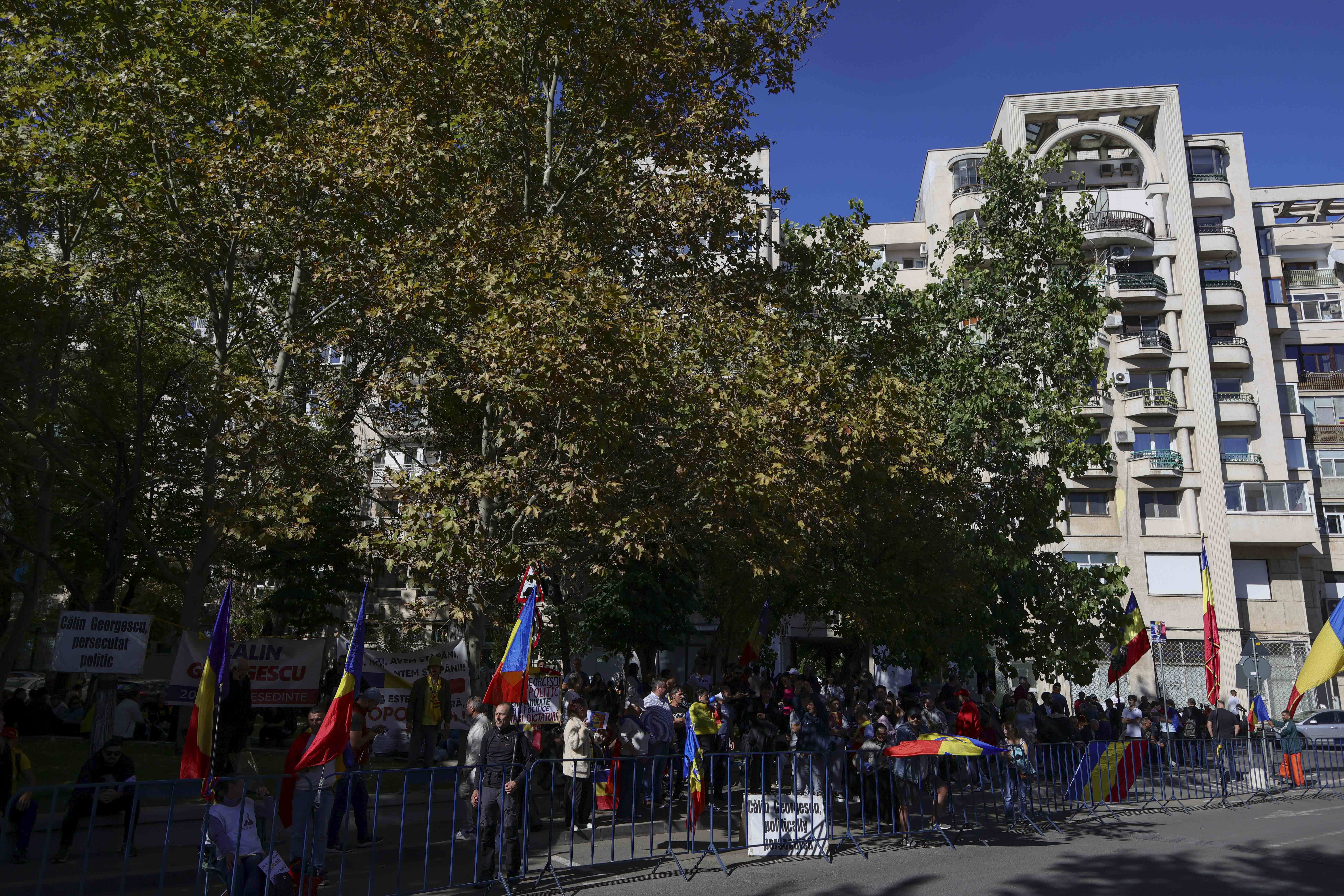 Amenzi de peste 80.000 de lei pentru susținătorii lui Călin Georgescu adunați în fața Arestului Central. S-au întocmit și patru dosare penale