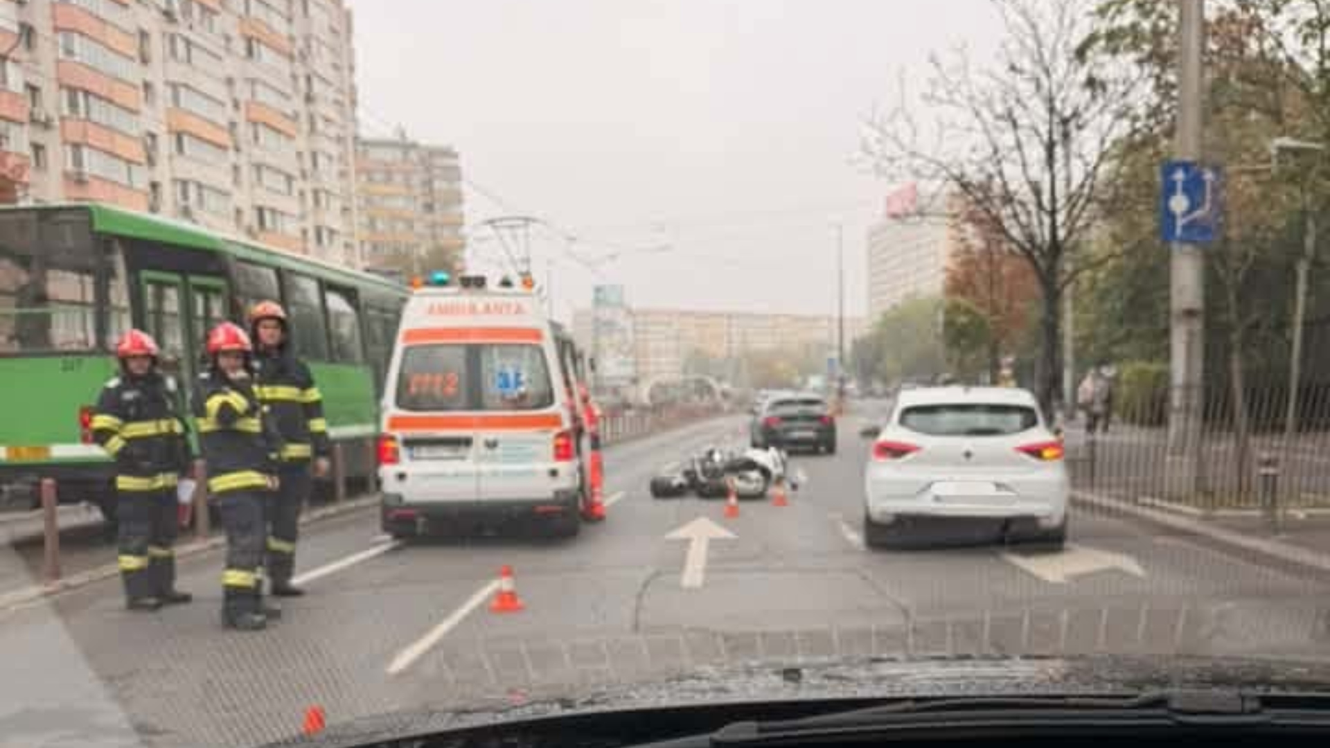Accident rutier pe Șoseaua Mihai Bravu, cu mașină și motocicletă. Tramvaiele 1 și 5, blocate mai bine de o oră