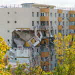 Etajele superioare ale blocului din Rahova au fost demolate controlat. Când vor putea locatarii să intre și să recupereze bunurile