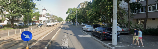 Parcări amenajate pe trotuarul de pe Calea Giulești. Foto: Google Maps