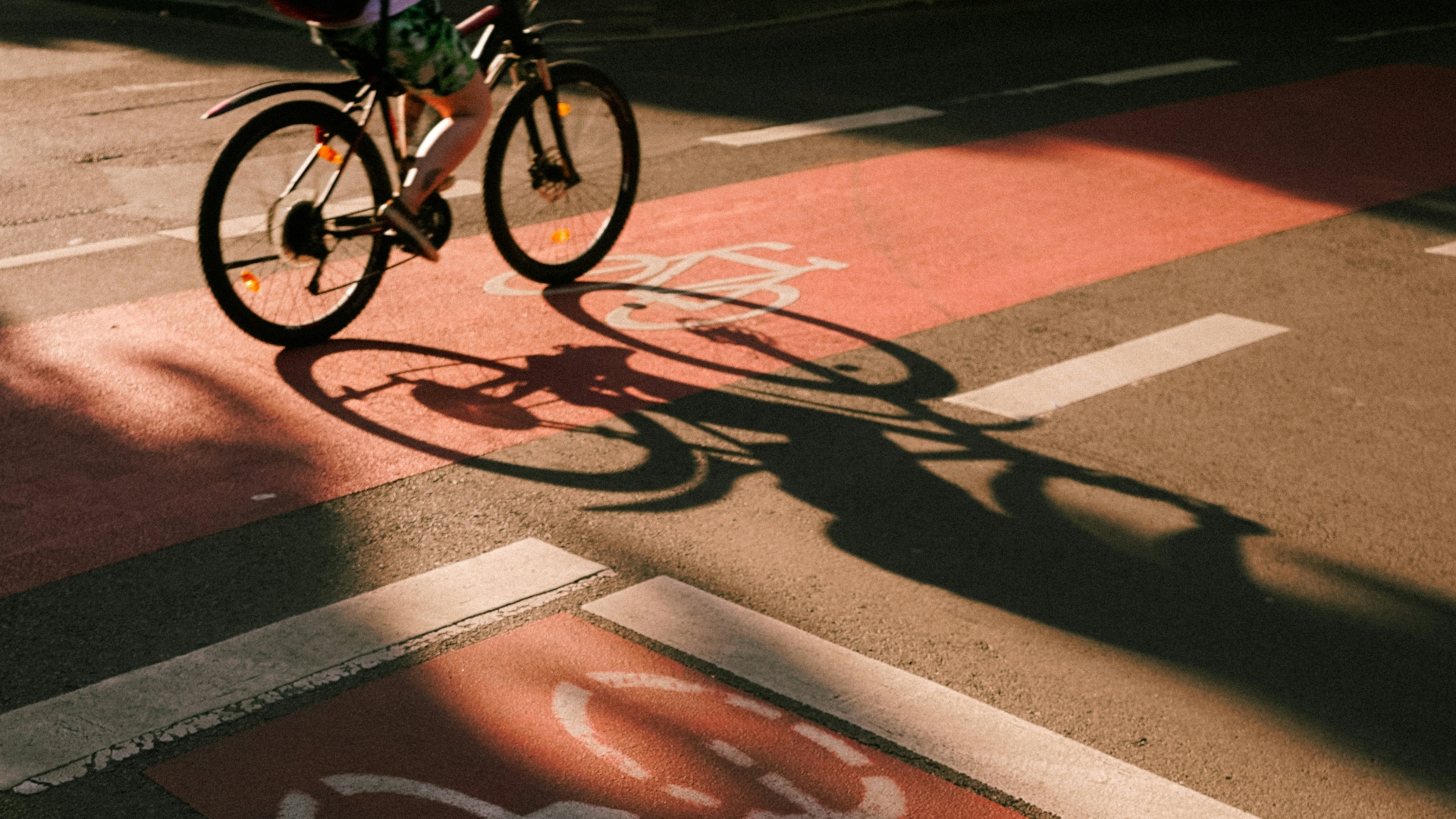 Primăria Otopeni vrea să facă piste de biciclete în oraș. Dar mai întâi cheltuie 50.000 de euro cu un masterplan. Contractul, atribuit direct