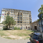 Terenul din fața librăriei Cărturești Verona