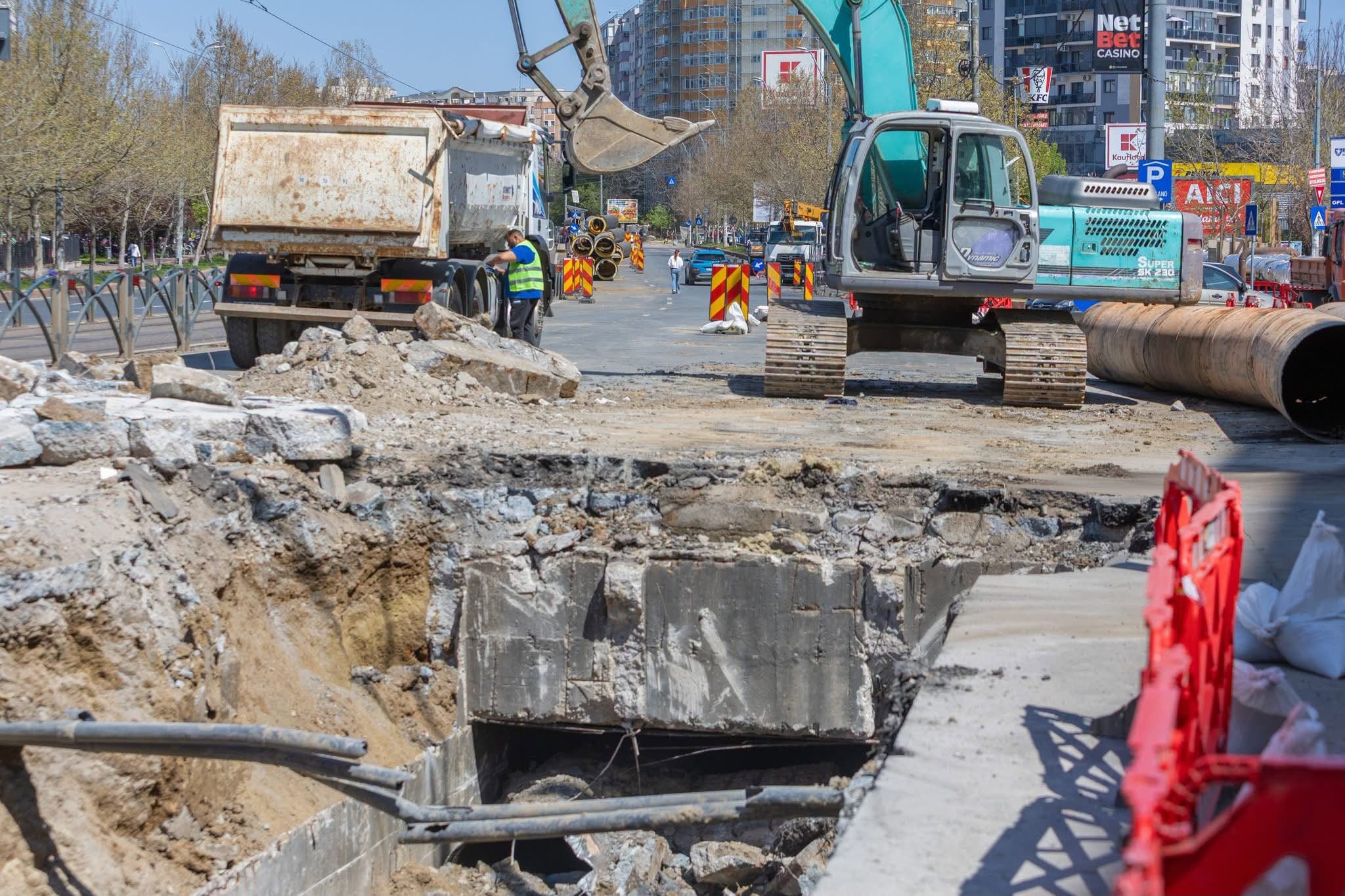 Bucureștenii au avut mai multe zile fără apă caldă în 2026 față de anul trecut. Avariile au scăzut, dar lucrările la rețea s-au dublat