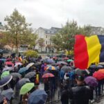 Trafic restricționat în centrul Bucureștiului, în urma protestului din fața Curții de Apel. Susținătorii lui Călin Georgescu așteaptă decizia instanței