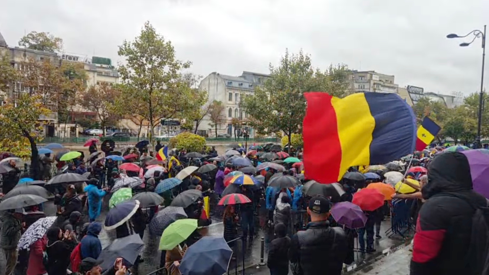 Trafic restricționat în centrul Bucureștiului, din cauza susținătorilor lui Călin Georgescu, adunați în fața Curții de Apel