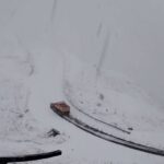 Nu se mai circulă pe Transfăgărășan, între Piscul Negru si Bâlea Cascadă. Drumul a fost închis din cauza ninsorii. FOTO: CNAIR