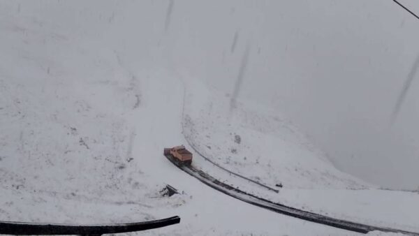 Nu se mai circulă pe Transfăgărășan, între Piscul Negru si Bâlea Cascadă. Drumul a fost închis din cauza ninsorii. FOTO: CNAIR