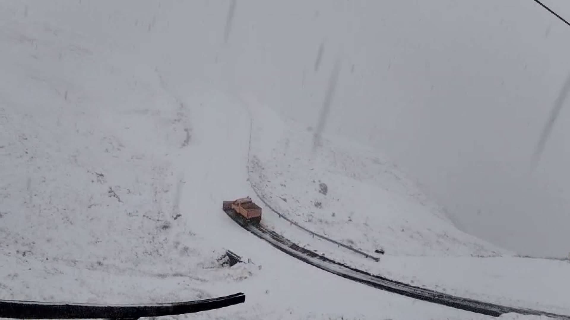 Nu se mai circulă pe Transfăgărășan, între Piscul Negru si Bâlea Cascadă. Drumul a fost închis din cauza ninsorii