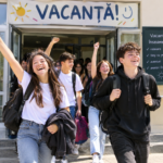 Elevii intră în vacanța de toamnă și se întorc în bănci peste o săptămâna. Când sunt programate Evaluarea Națională și Bacalaureatul anul viitor. FOTO: Imagine creată cu AI