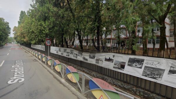 Ateliere de creație pentru elevii Colegiului Constantin Brâncoveanu, în cadrul proiectului „PAJURA. Povești & Muzici”. Lucrările vor fi expuse pe gardul liceului
