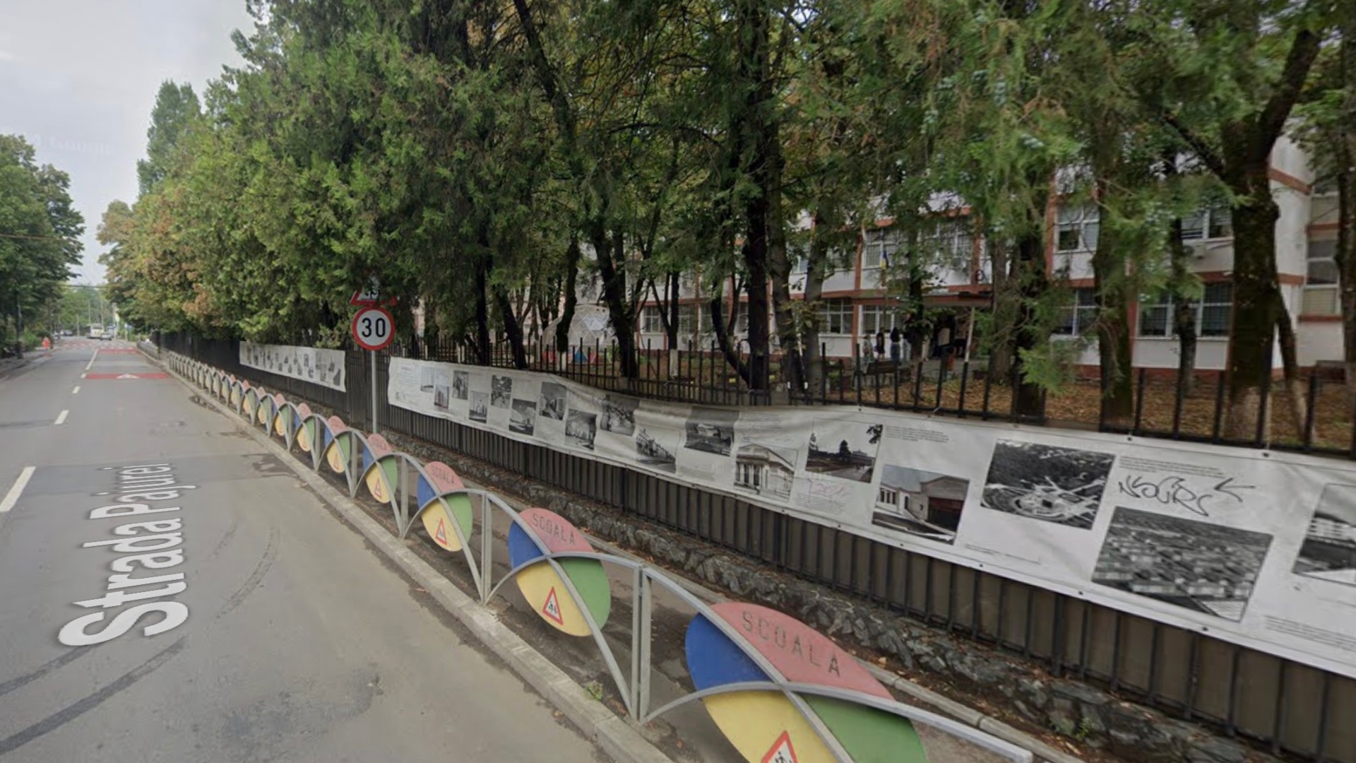 Ateliere de creație pentru elevii Colegiului Constantin Brâncoveanu, în cadrul proiectului „PAJURA. Povești & Muzici”. Lucrările vor fi expuse pe gardul liceului