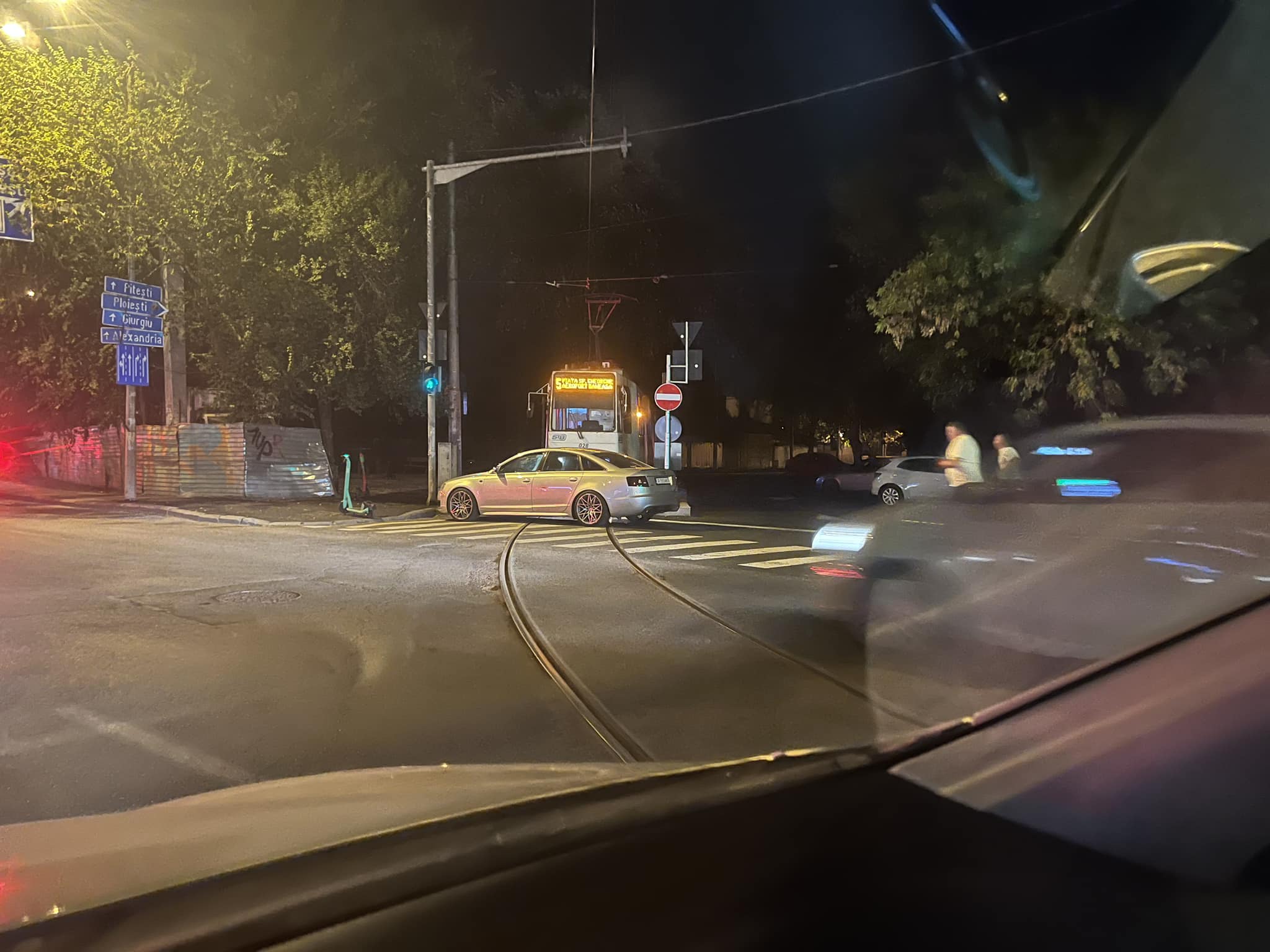 FOTO | Tramvaiul 5, blocat în „bucla-terminus” de „cea mai proastă parcare a anului”