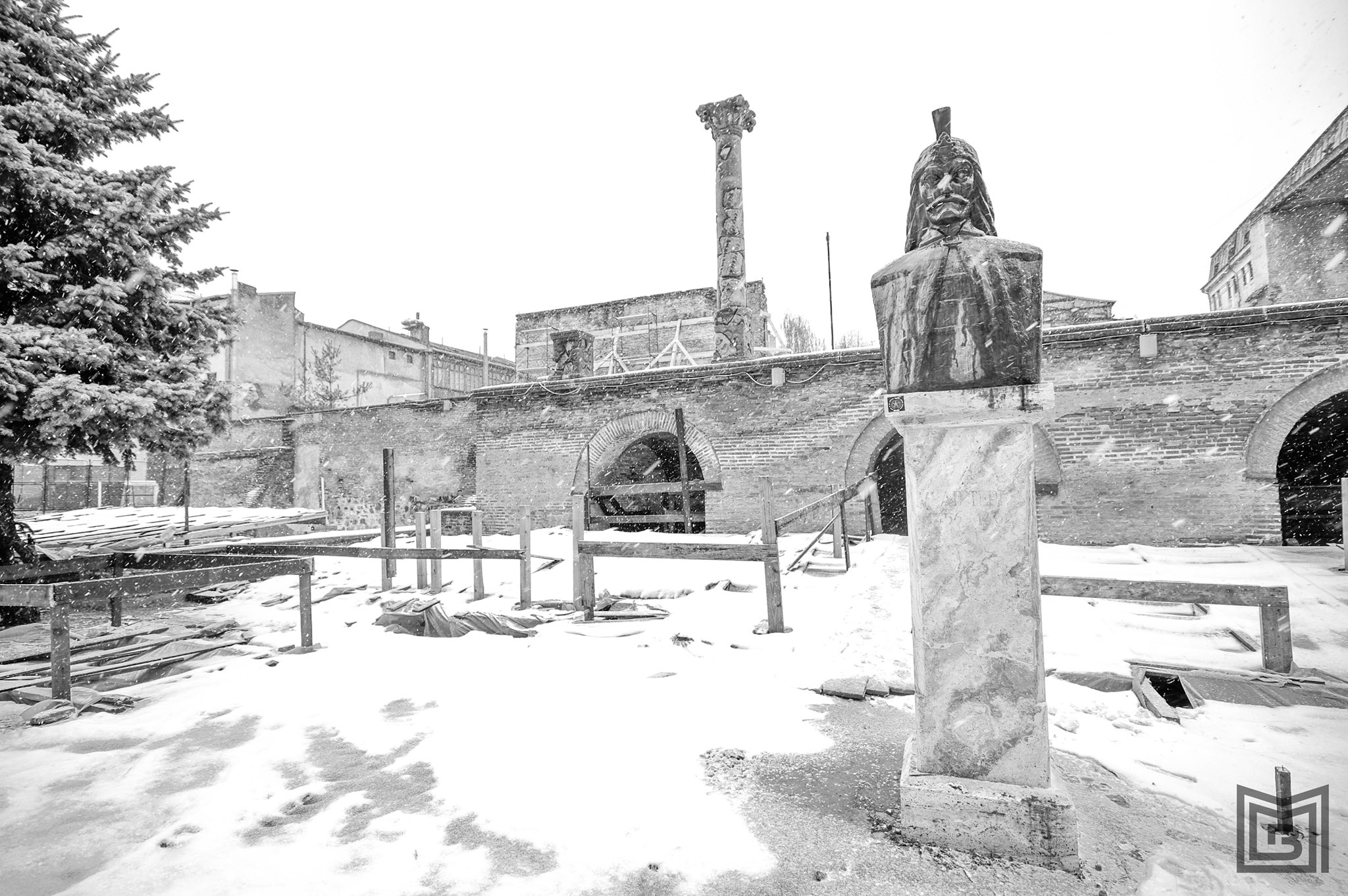 „Ţeapa” de la Curtea lui Ţepeş. Monumentul istoric din centrul Bucureştiului care se degradează văzând cu ochii