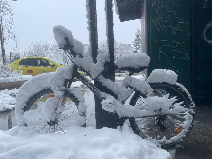 Trafic aglomerat în București din cauza unui tramvai deraiat, autobuze blocate și trenuri întârziate