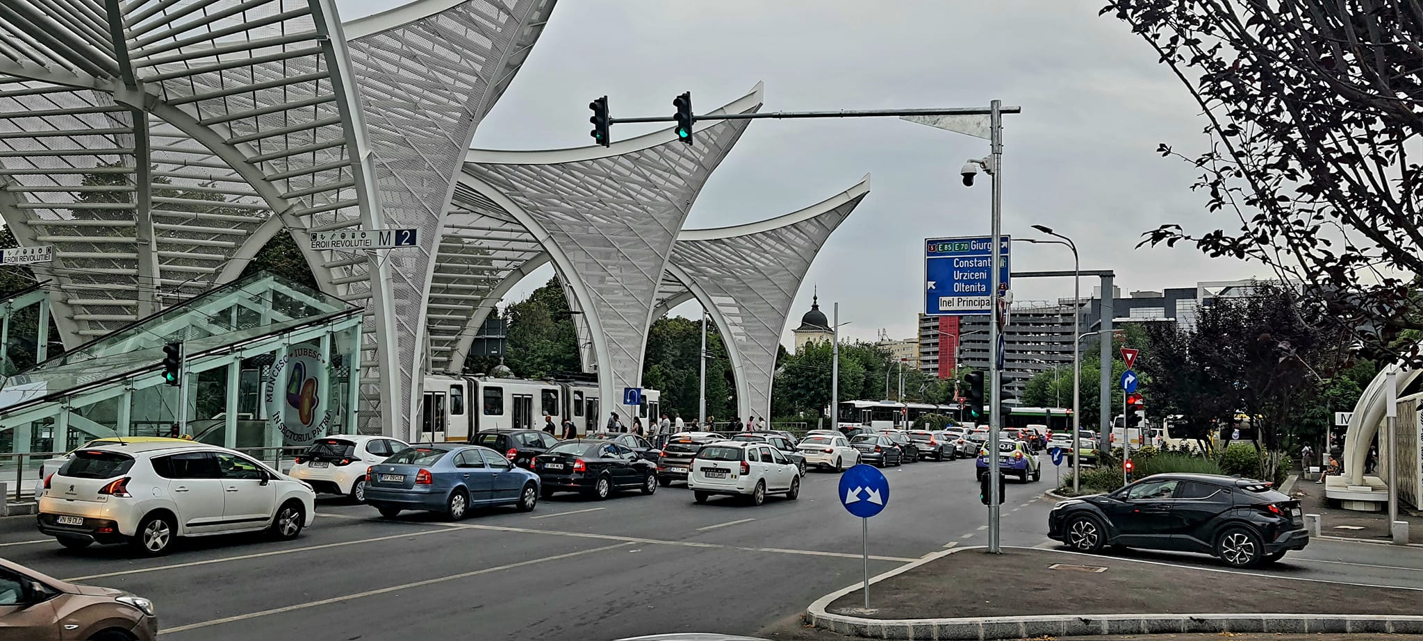 Semafoarele din Piața Eroii Revoluției, puse în funcțiune. Cetățenii acuză „un haos de nedescris”