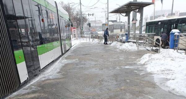 STB a scos pe traseu utilaje pentru a preveni problemele de circulație, cauzate de ninsoare. FOTO: STB