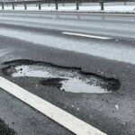 Cratere pe autostrada București-Pitești. Foto:FB/ Carla Tănasie