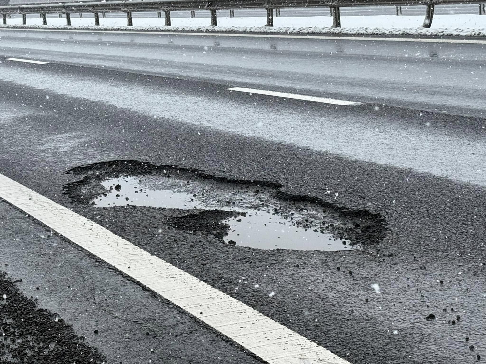 FOTO | Cratere pe autostrada București-Pitești, mai multe mașini avariate