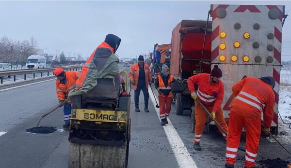 Craterele de pe A1, formate după împrăștierea materialului antiderapant, sunt astupate. Foto: FB/ DRDP București