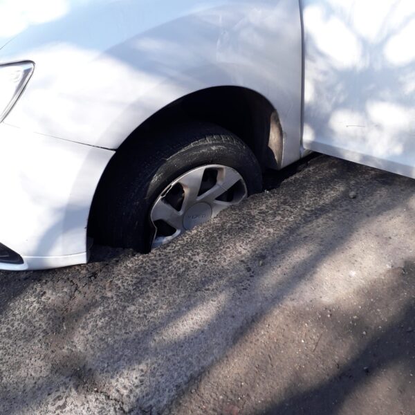 O bucată din strada Mircești, cea pe care a fost redirecţionat traficul greu, s-a surpat. Foto: Dana Mineo