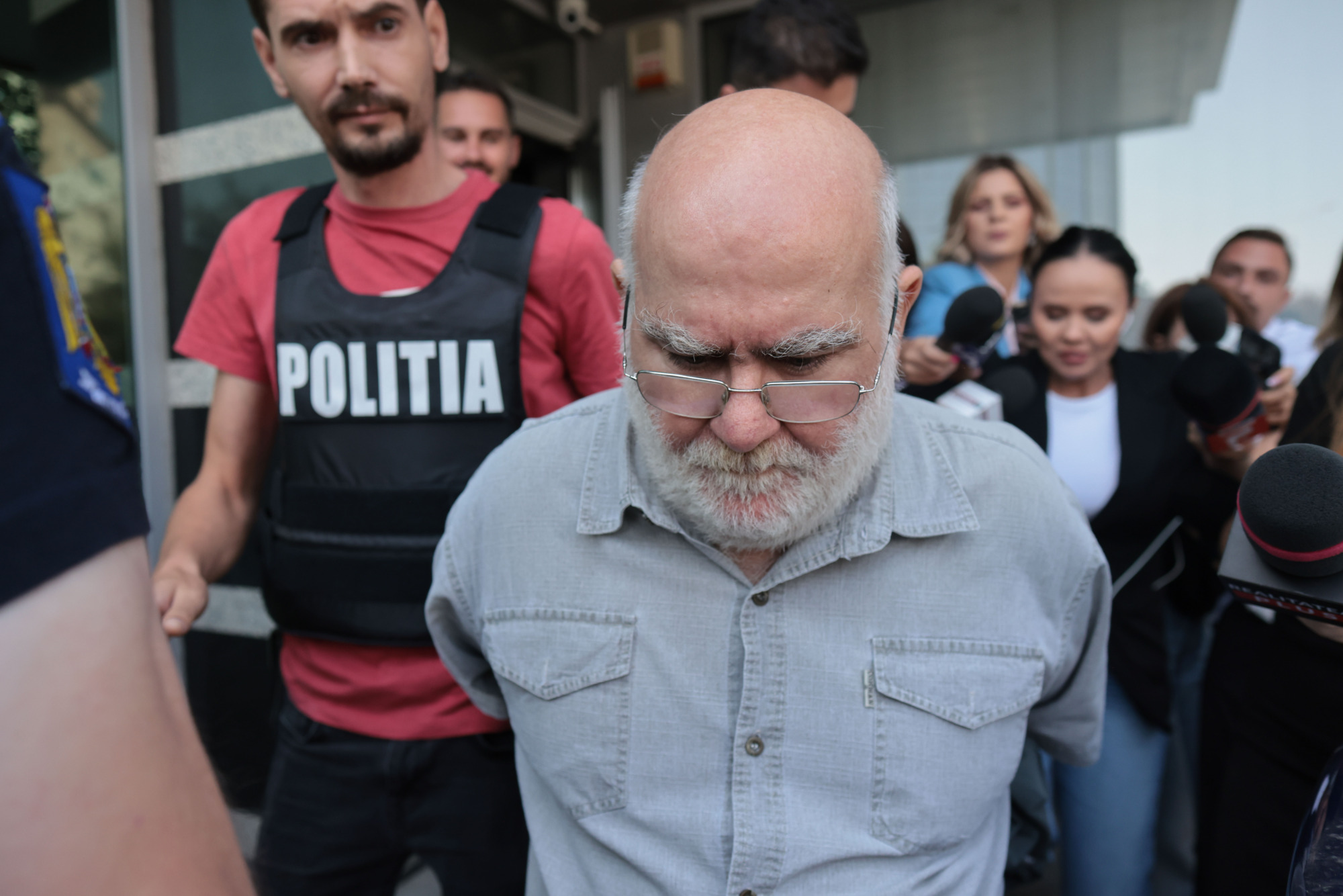 Fostul profesor Alfred Bulai a dat în judecată SNSPA pentru că i-a desfăcut contractul de muncă, în urma acuzațiilor de abuz sexual