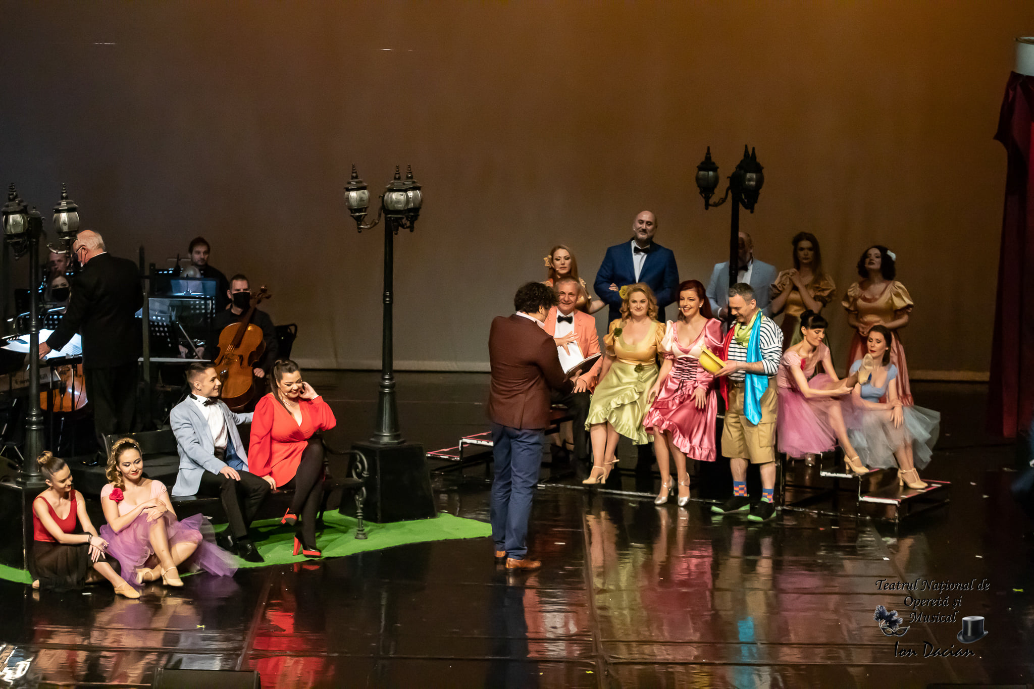 Spectacolul din spatele scenei, la Teatrul de Operetă. „Bonjour, Bonne Nuit, Paris!” se joacă în această seară, cu casa închisă