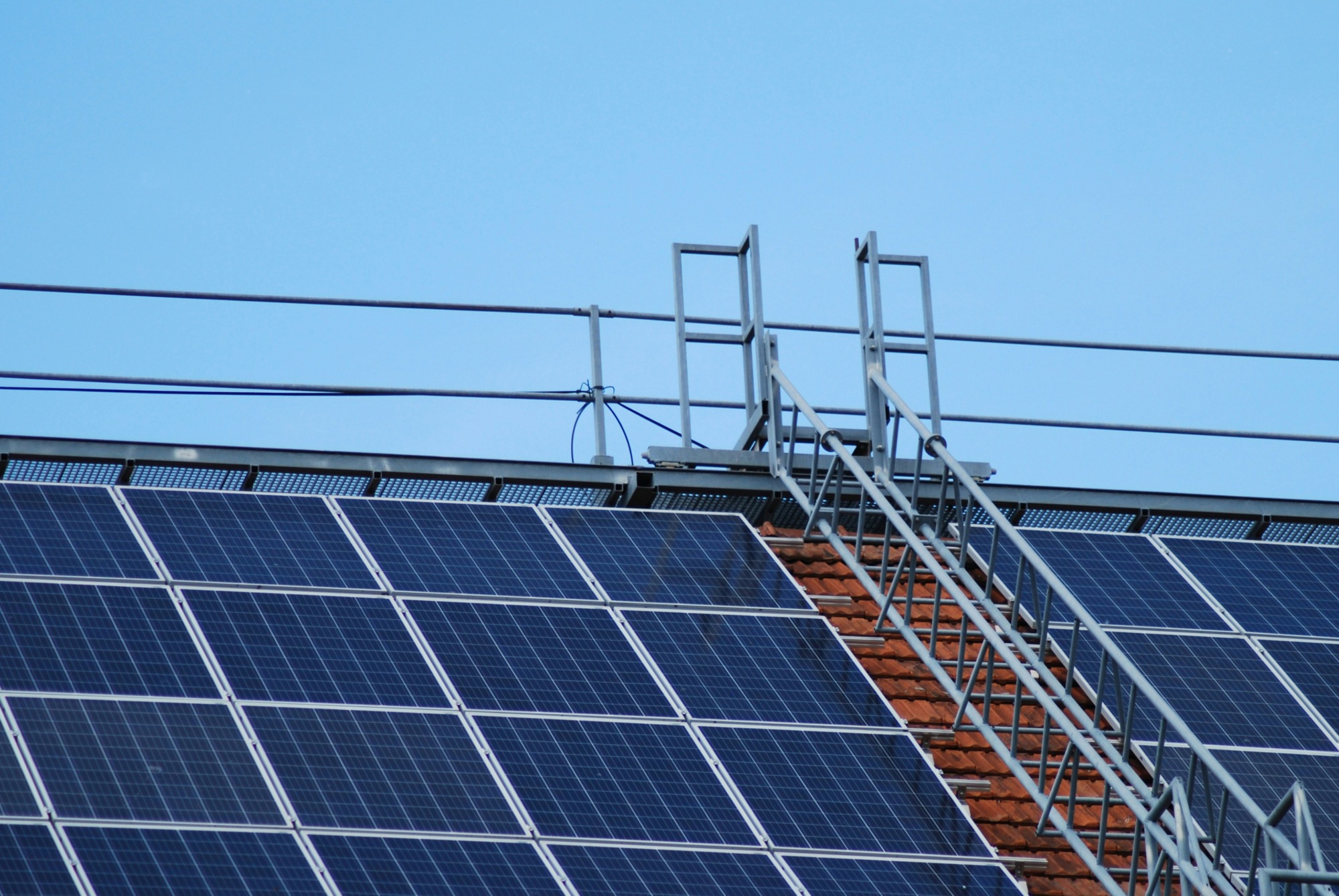 Sector 5 | Centre fotovoltaice pe acoperișurile școlilor și grădinițelor. Proiectul în valoare de 9,4 milioane de lei, votat în Consiliul Local