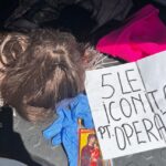 Un cerșetor deghizat în femeie, demascat de Poliția Locală