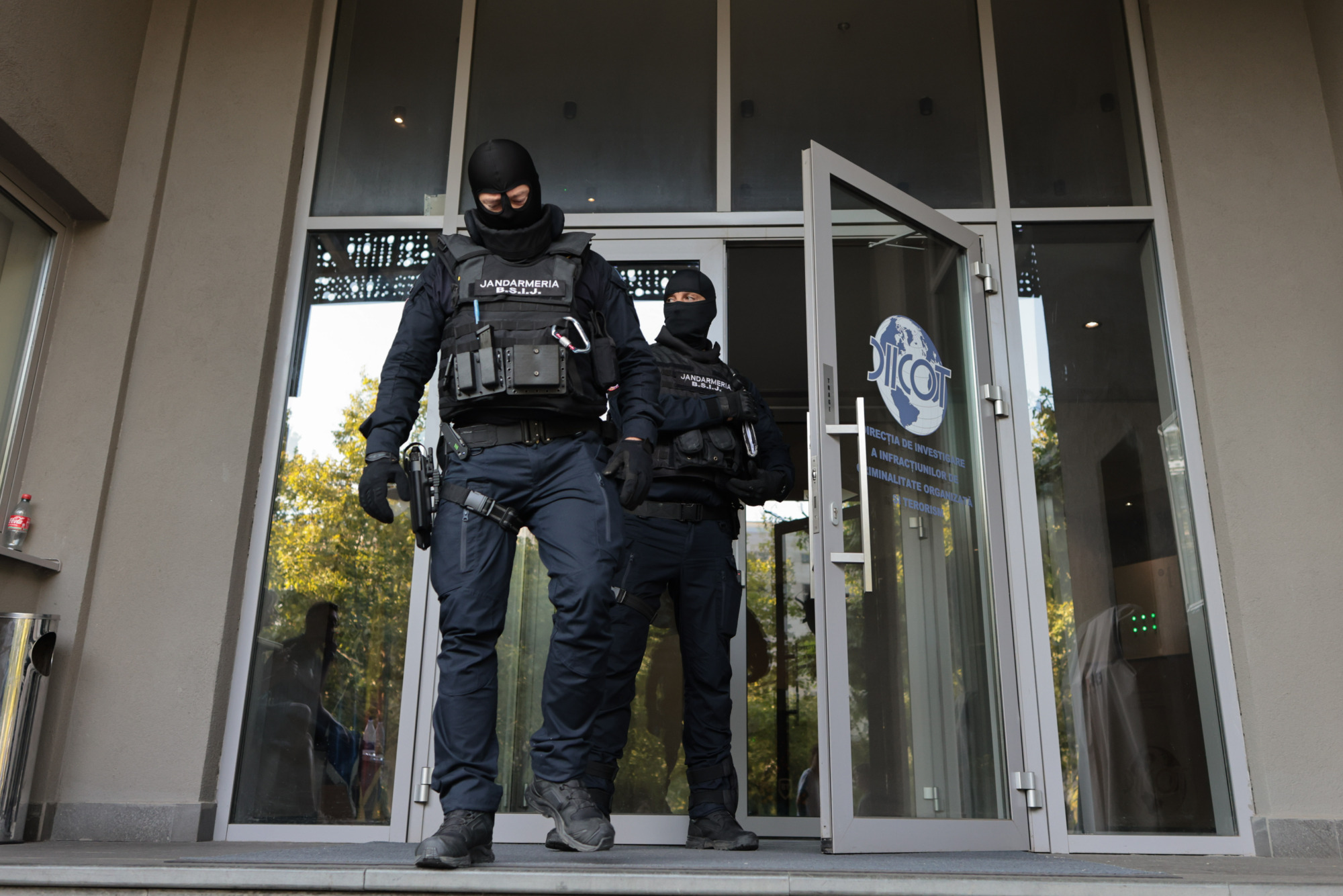 Fraudă cu terenuri de aproape 14 milioane de euro, în „zone strategice” din Bucureşti şi Ilfov. Şaisprezece persoane reţinute