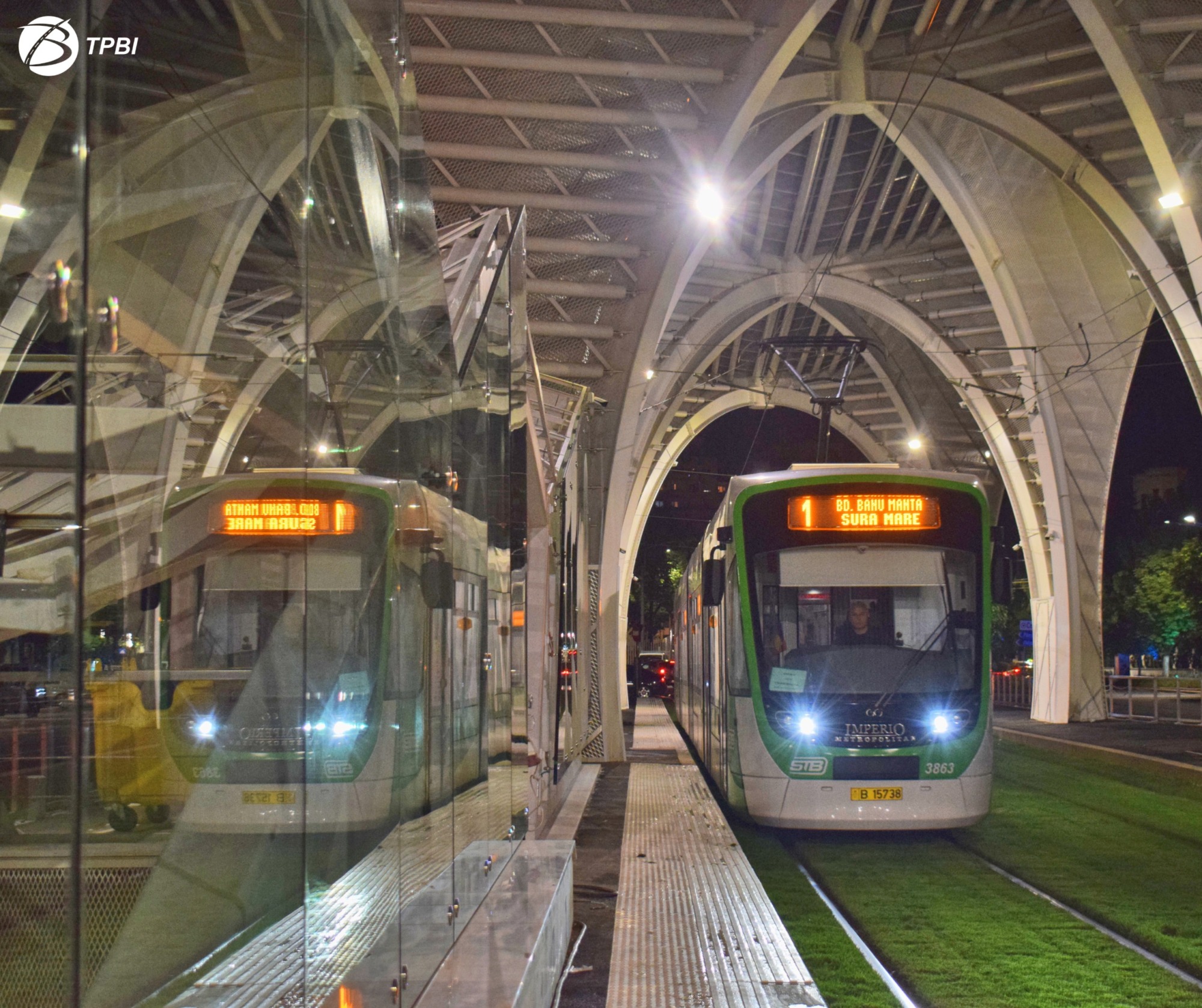 Tramvaiele liniilor 1, 7, 10, 19 și 25 opresc în stația „Piața Eroii Revoluției”