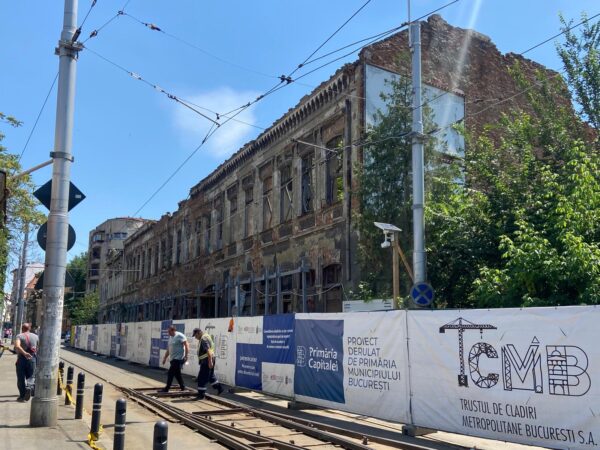 Stadiul lucrărilor la Hanul Solacolu. La ce meşteresc muncitorii care luptă să redea strălucirea clădirii istorice