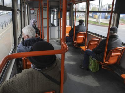 Discriminarea pensionarilor din transportul public metropolitan. 75.000 de persoane stau la mâna primarilor și consiliilor locale din Ilfov