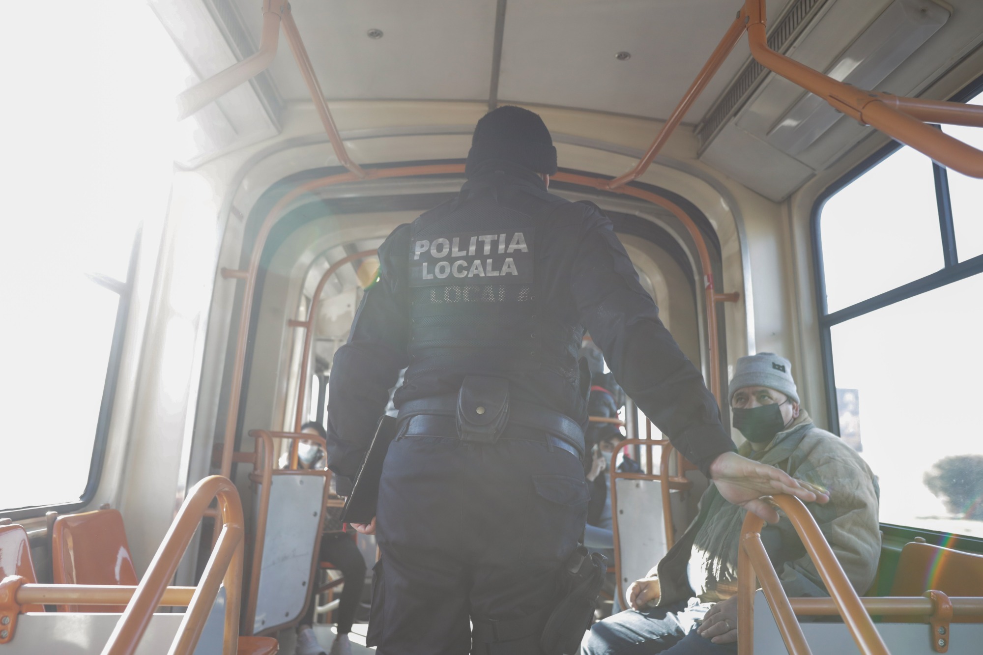 Sector 1 | Dosarul uniformelor de la Poliția Locală, trimis în judecată la aproape un an de la percheziții. Un inculpat, „convins“ de DNA să vorbească despre prejudiciul de peste 100.000 de euro  