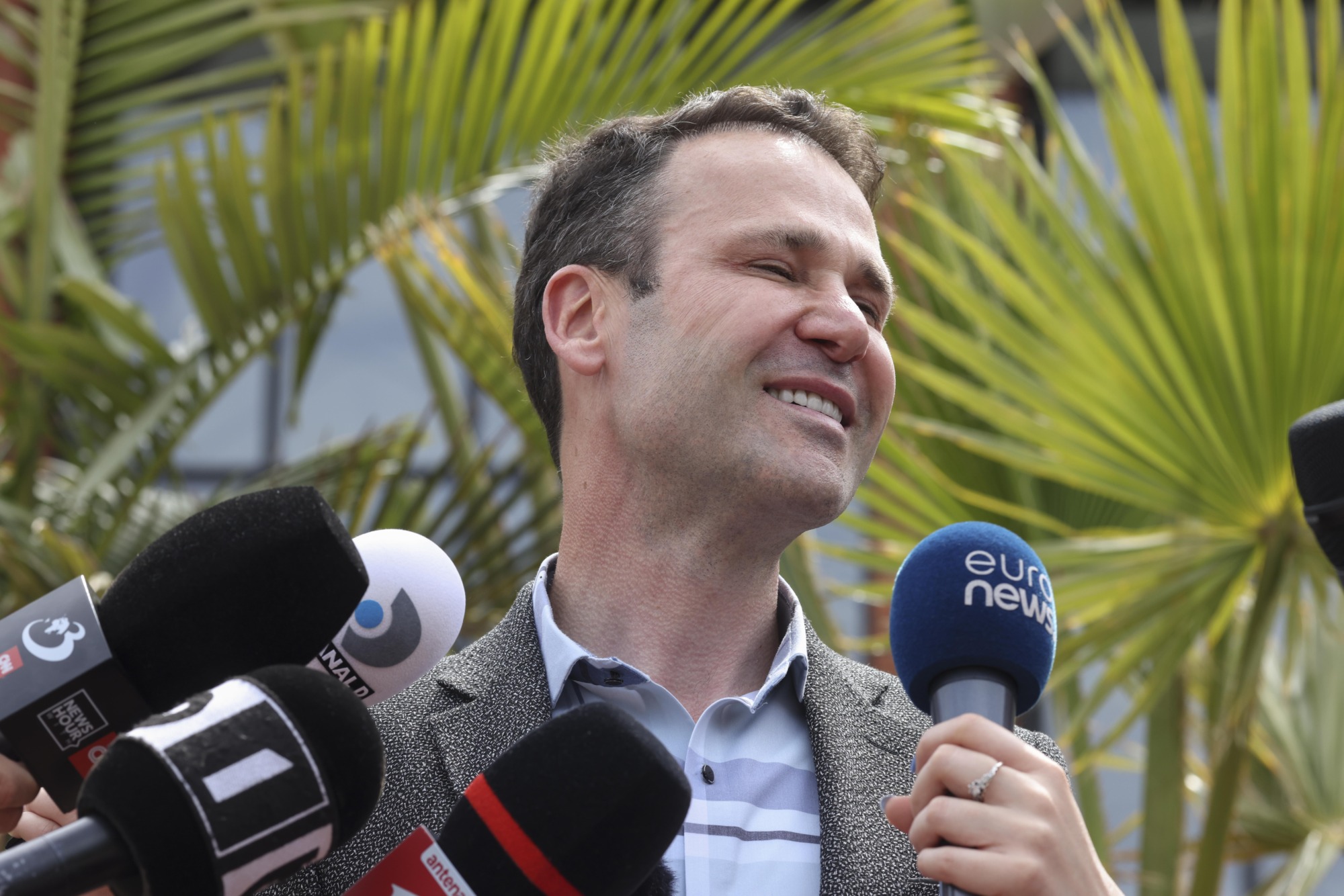 Robert Negoiță plătește șase milioane de euro pentru „contracte cu difuzori media TV și online” ca să facă „promovare instituțională”