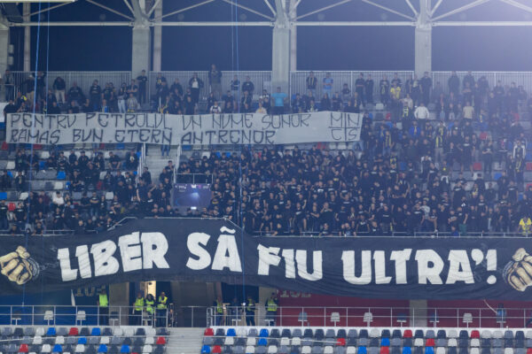Cum justifică jandarmii folosirea gazelor lacrimogene la meciul FCSB-Petrolul. FOTO: Inquam Photos / Gyozo Baghiu