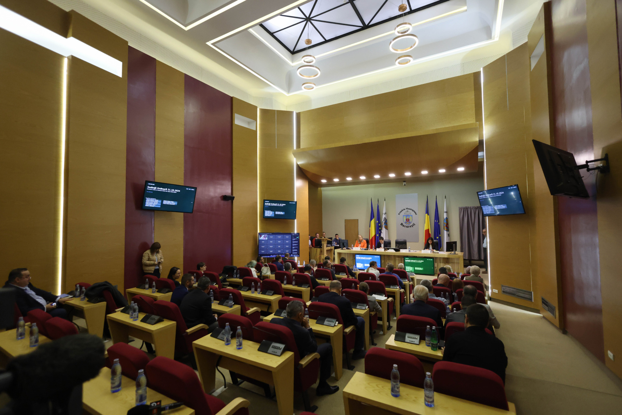 EDITORIAL | „Haus of Carţ” de Dâmboviţa. Aritmetica trădării, într-o parodie politică filmată la alegerea viceprimarilor Bucureştiului