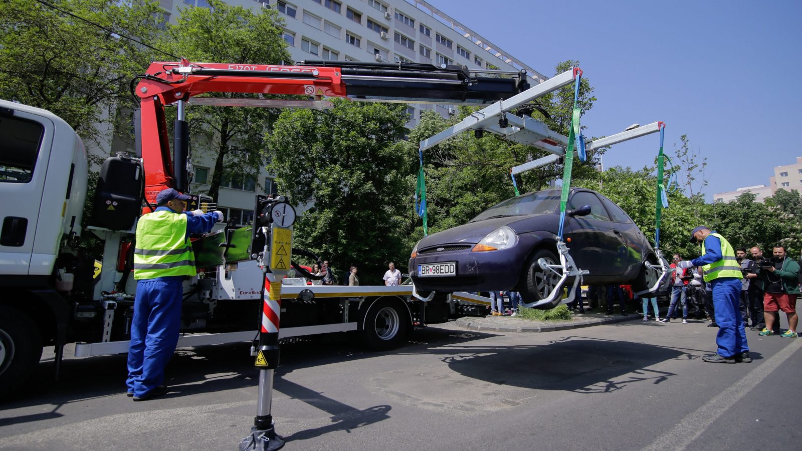 Primarul Robert Negoiţă participă la o acţiune de ridicare a vehiculelor staţionate neregulamentar, în sectorul 3 din București, joi 3 mai 2018. Inquam Photos / George Călin