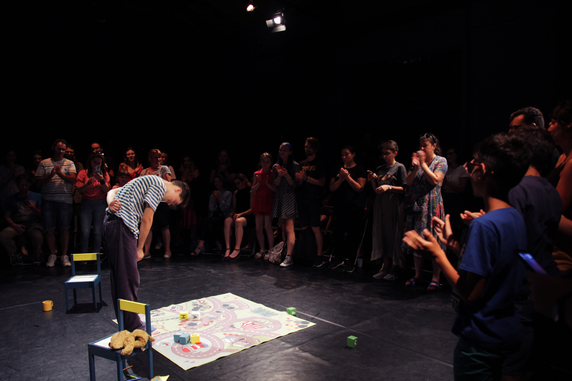 Cafeneaua BdB | 10 ani de teatru atipic în București: „Replika, o capcană artistică pentru problemele comunității”