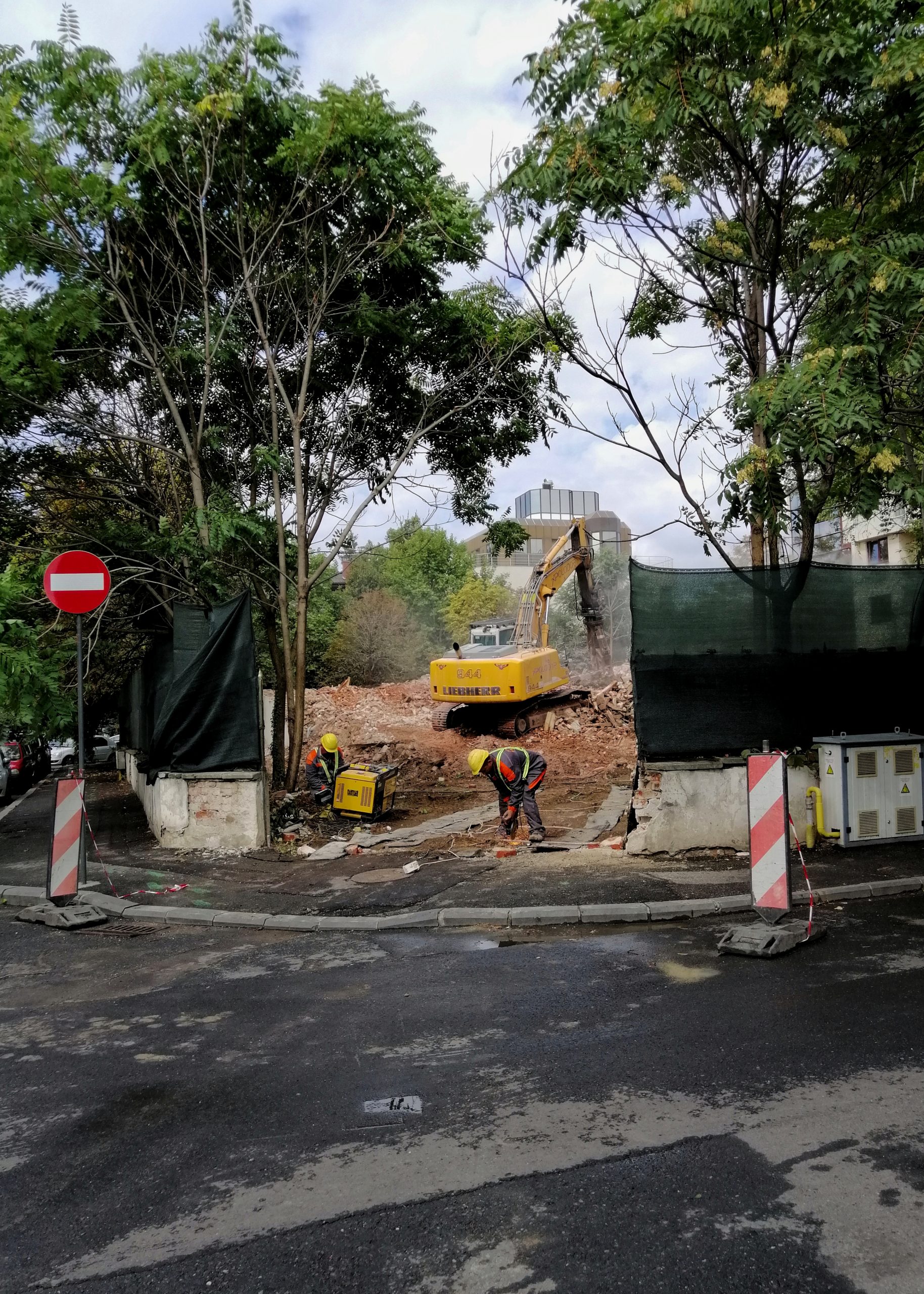 Sector 1 | A început demolarea construcțiilor ilegale de pe Intrarea Luncani