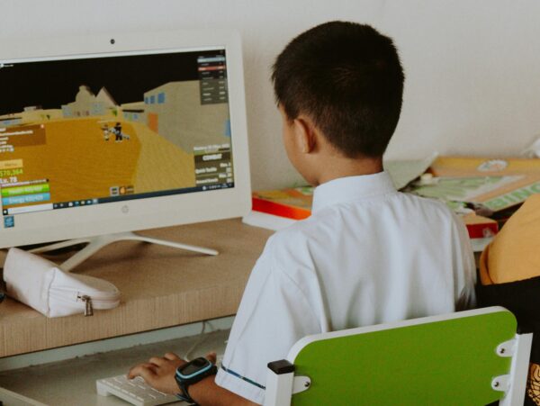 Jocuri video la liceu. Foto Pexels.com