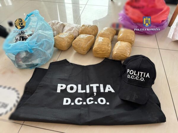 Lovituri pentru două reţele de trafic care aduceau droguri pe străzile din București